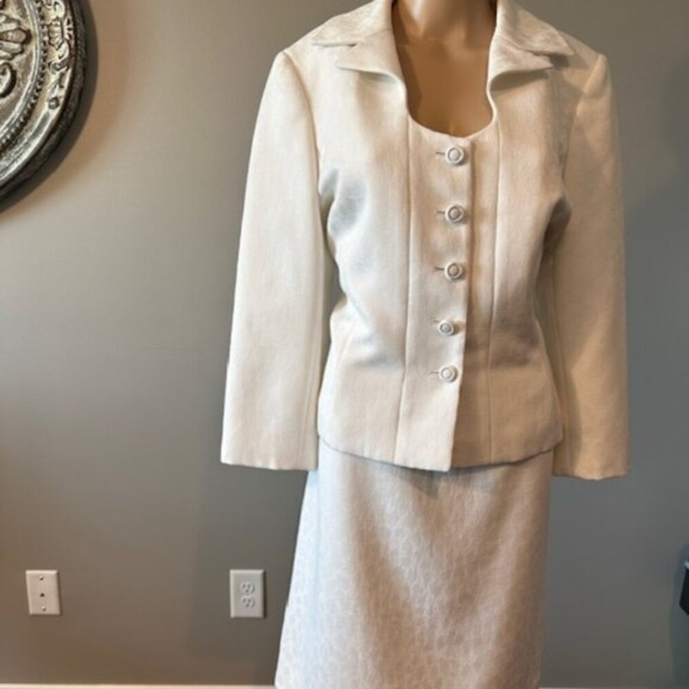 TAHARI 2PC PROFESSIONAL CREAM SKIRT SUIT